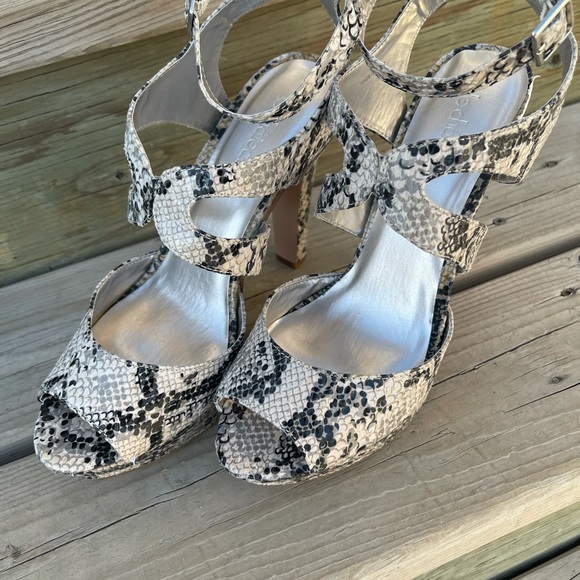 Le chateau 🐍 snakeskin print stilettos, size 10, never worn! - Picture 4 of 7
